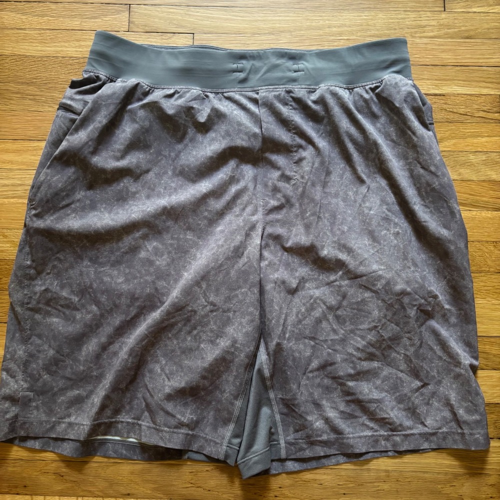 Lululemon THE Linerless Shorts 9.5" Men Large Run Performance Active Gym Gravel